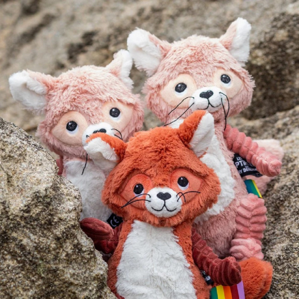 Peluche les ptipotos raton laveur netoitou terracotta Les deglingos