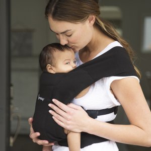 Porte-bébé embrace noir intense Ergobaby