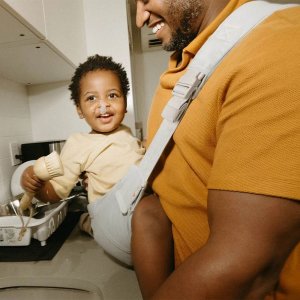 Porte bébé sling upsie pearl grey Ergobaby