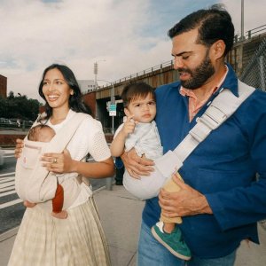 Porte bébé sling upsie pearl grey Ergobaby