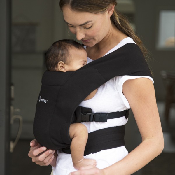 Porte-bébé embrace noir intense Ergobaby