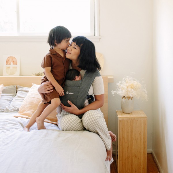 Porte-bébé embrace terracotta Ergobaby