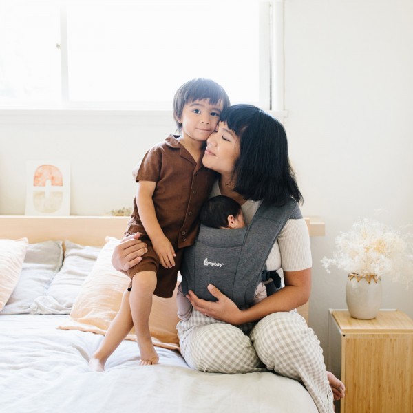 Porte-bébé embrace terracotta Ergobaby