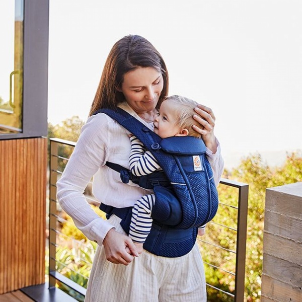 Porte bébé omni breeze bleu nuit Ergobaby