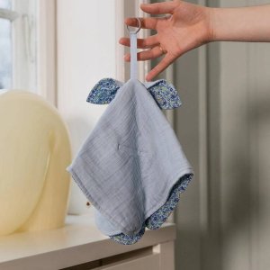 Doudou plat kangourou liberty capel sage Bibs
