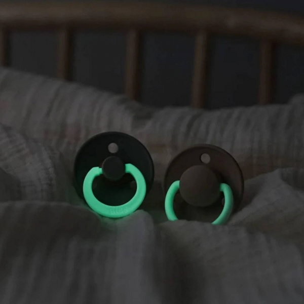 Pack de 2 sucettes colour caoutchouc phosphorescente 0-6 mois petrol et deep space Bibs