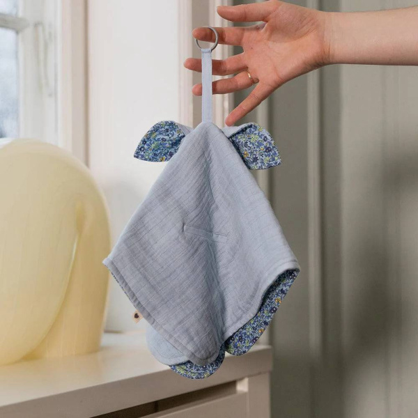 Doudou plat kangourou liberty capel sage Bibs