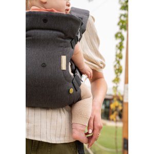 Porte-bébé flip luxe - gris avec boutons dorés Infantino