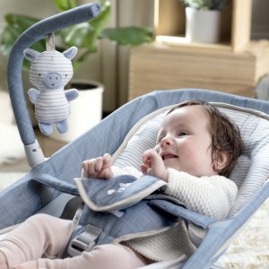 Transat bébé massant avec arche happy belly chambray Ingenuity
