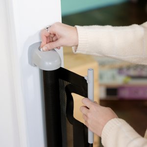 Barrière de sécurité enfant , jusqu'à 136 cm, auto lock, retractable, facile à installer Ingenuity