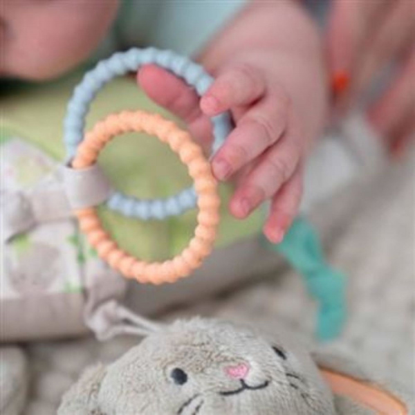 Cale bébé d'activités multisensoriel avec 4 jouets amovibles sylvi Ingenuity