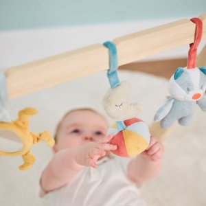 Arches en bois avec jouets à suspendre félix & léo Nattou