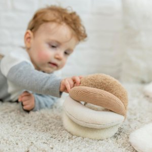 Balle de préhension beige sable lapidou Nattou