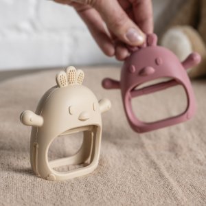 Moufle de dentition en silicone vieux rose Nattou