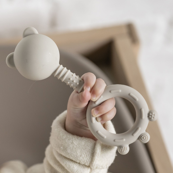 Hochet ours en silicone argile Nattou
