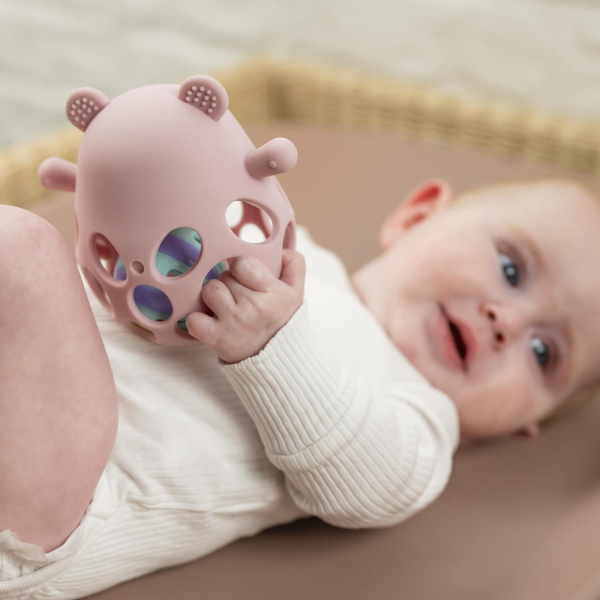 Hochet avec balle ours en silicone rose Nattou