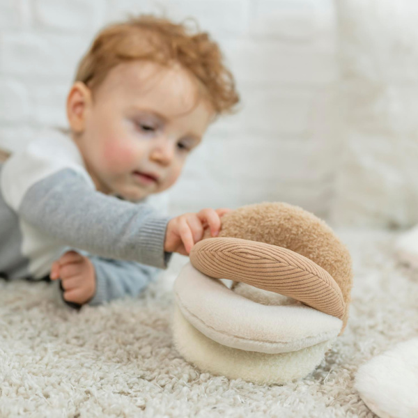 Balle de préhension beige sable lapidou Nattou