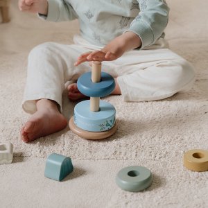 Tour d'anneaux à empiler en bois fsc - forest friends Little dutch