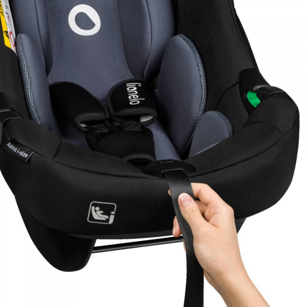 Le siège-auto astrid i-size set black grey avec base isofix Lionelo