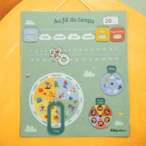 Calendrier pour enfant en tissu vert au fil du temps Lilliputiens