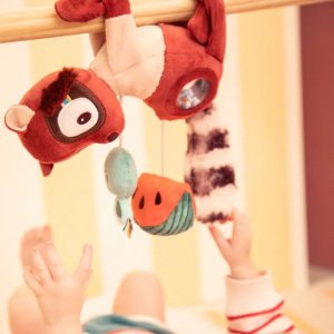 Peluche d'activités à suspendre elvis le lémurien Lilliputiens