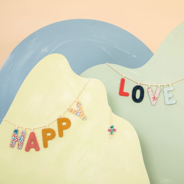 Lettre en tissu phosphorescente bleue e Lilliputiens