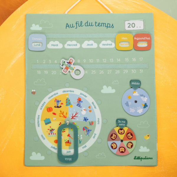 Calendrier pour enfant en tissu vert au fil du temps Lilliputiens