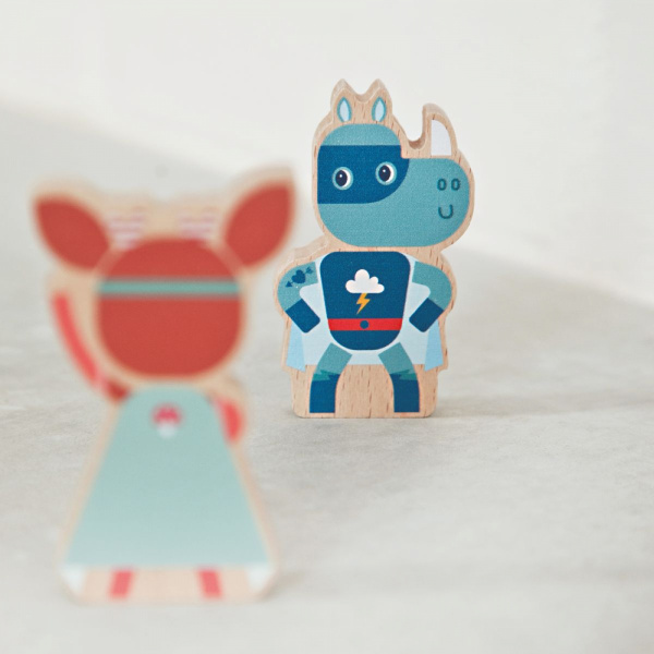 Figurines en bois supers héros Lilliputiens