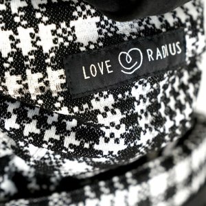 Porte bébé hoodiecarrier 2 prince de galles Love radius