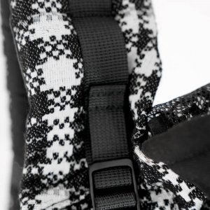 Porte bébé hoodiecarrier 2 prince de galles Love radius