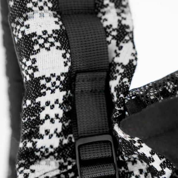 Porte bébé hoodiecarrier 2 prince de galles Love radius