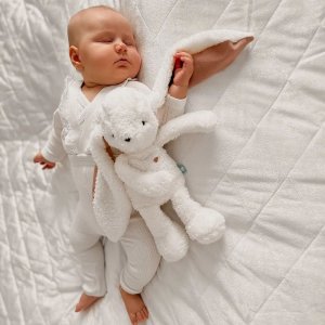 Peluche lapin veilleuse et bruits blancs ecru-rouge Myhummy