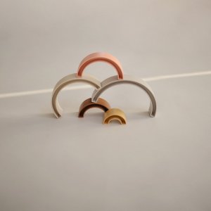 Tour à empiler arc-en-ciel - hillside Mushie