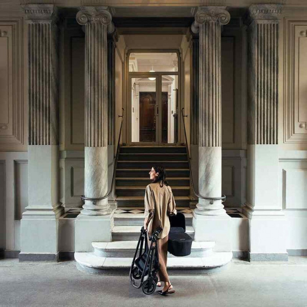 Poussette swiv caviar Nuna