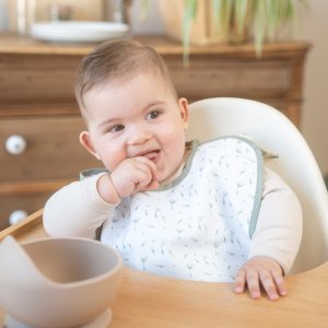 Lot de 2 bavoirs maternelle vert Trois kilos sept