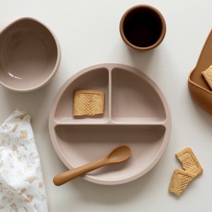 Coffret repas bébé 4 pièces silicone sable et caramel Trois kilos sept