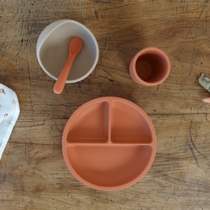 Coffret repas bébé 4 pièces silicone terre de sienne & sable Trois kilos sept
