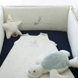 Tour de lit bébé au large de nova Trois kilos sept