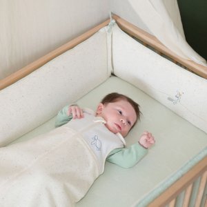 Tour de lit bébé au large de nova Trois kilos sept