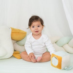 Cube d'éveil au large de nova Trois kilos sept