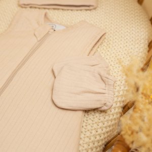 Lot bonnet et moufles sable Trois kilos sept