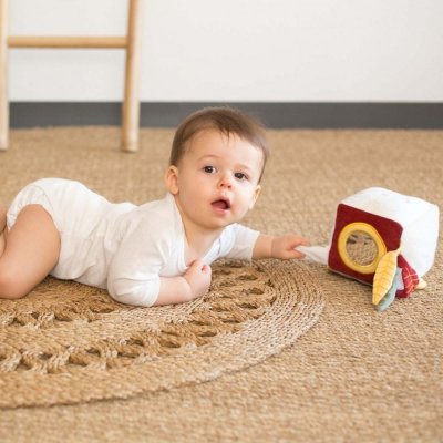 Cube d'éveil cache cache en forêt
