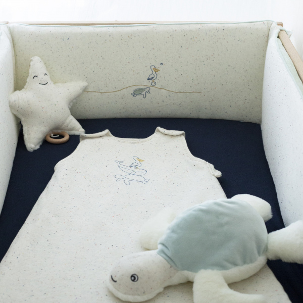 Tour de lit bébé au large de nova Trois kilos sept