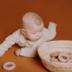 Hochet sensoriel bébé donut en bois raisins Petit boum