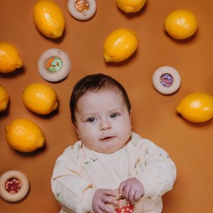 Hochet sensoriel bébé donut en bois tomates Petit boum