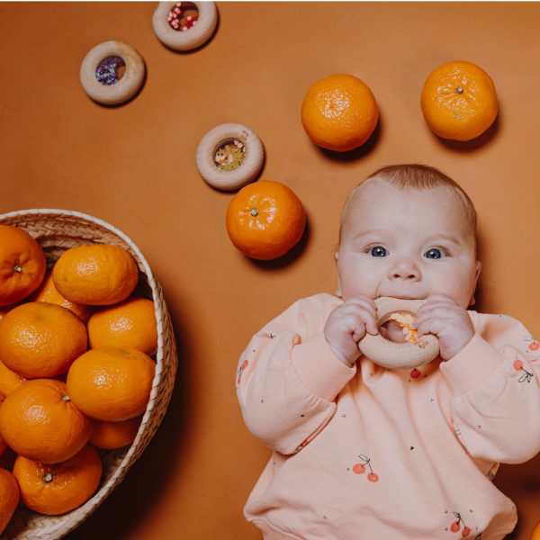 Hochet sensoriel bébé donut en bois oranges Petit boum