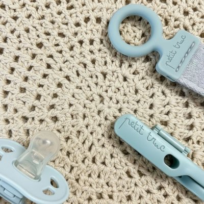 Attache sucette avocat