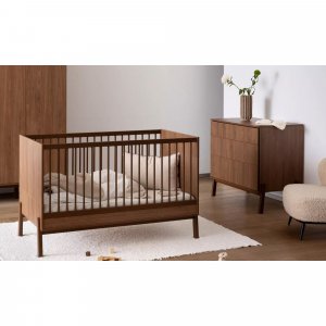 Chambre duo lit bébé 70x140cm ashi chataignier+commode 3 tiroirs ashi chataignier avec plan à langer Quax