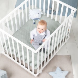 Parc bébé 75 x 100 cm bois blanc et tapis de parc vert Roba