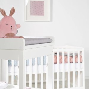 Table à langer bois blanc et matelas à langer gris Roba